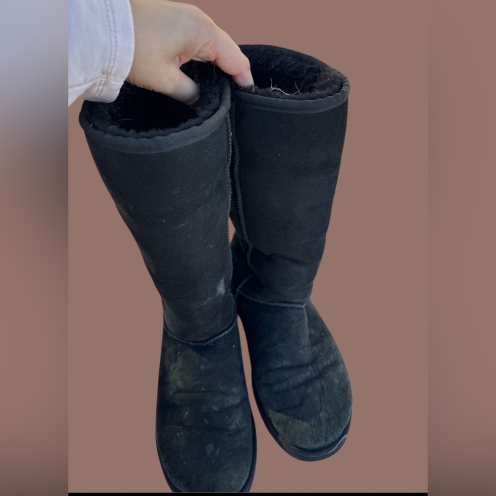 Well loved women’s tall uggs size 8